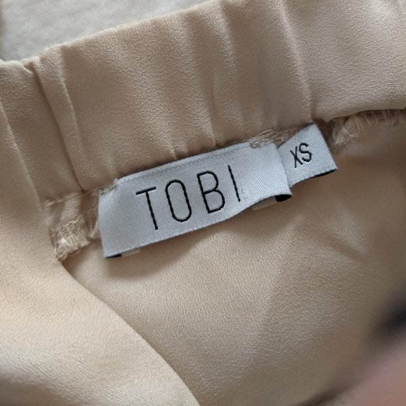 Tobi Deep-V Top - Picture 8 of 9